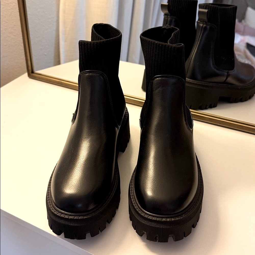NWOT Forever 21 Black Chunky Chelsea Platform Boots